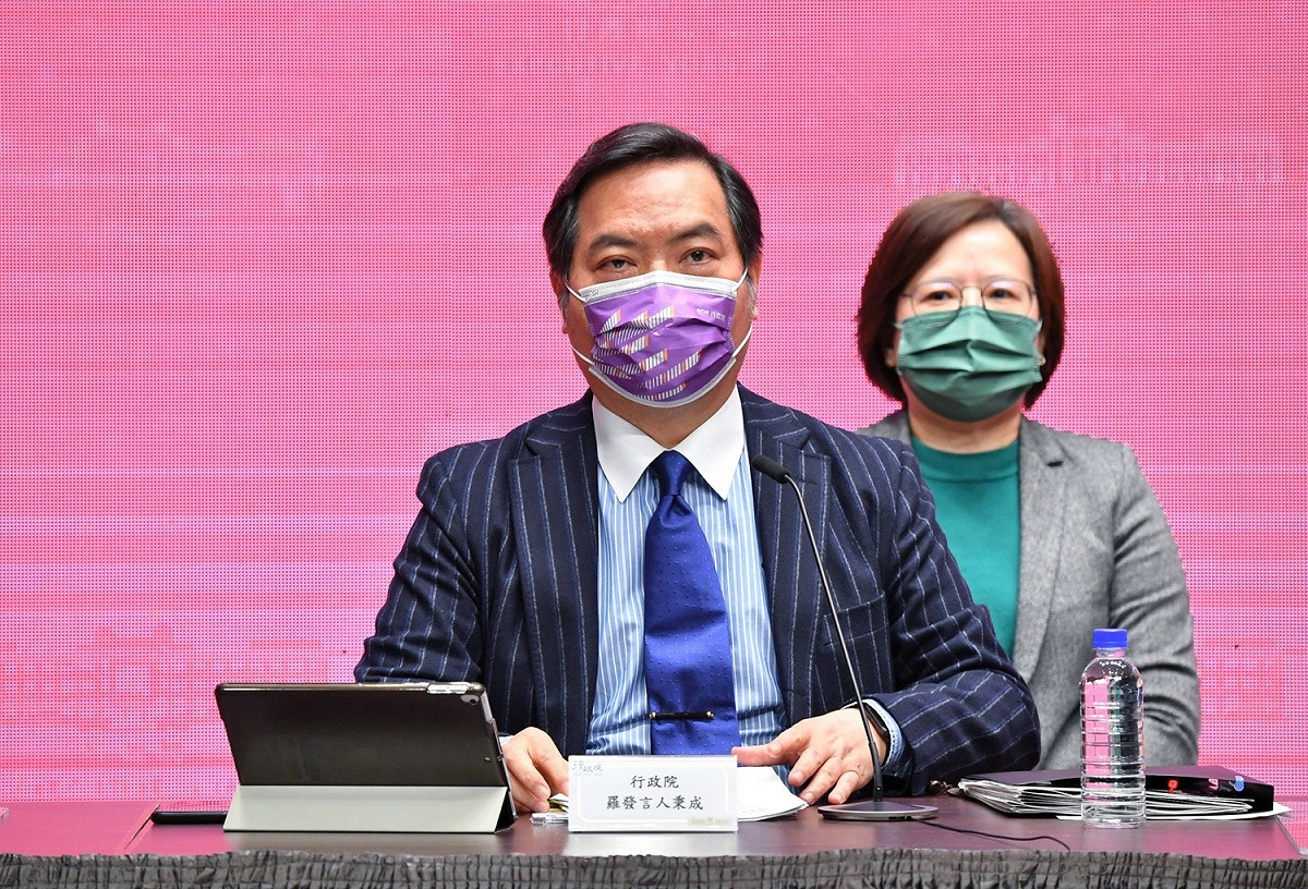 行政院發言人羅秉成今（13）天否認被勸進選2022新竹市長，並強調「在過去我的人生沒有選舉這一站，未來也不會有選舉這一站」。 圖：行政院提供