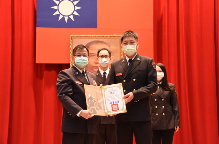 副局長陳崇岳親自頒獎及勉勵受獎同仁。 圖：新北市消防局提供