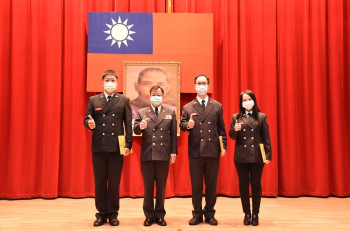 為表揚同仁恪守公務人員廉政倫理規範並砥礪清廉操守，消防局透過內部的行政獎勵機制，於今(13)日9時30分在消防局9樓大禮堂召開局務會報時機辦理公開表揚。 圖：新北市消防局提供