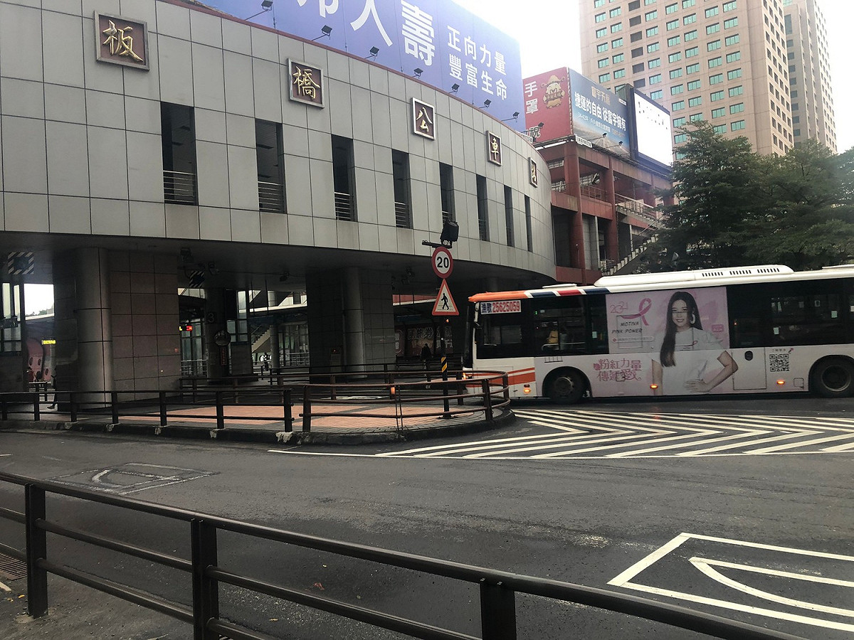 行經板橋公車站與板橋轉運站之柴油大客車，需取得有效期限內自主管理優級或同等級以上(包含新購5期及6期車)標章，始可進入。 圖：新北市環保局提供