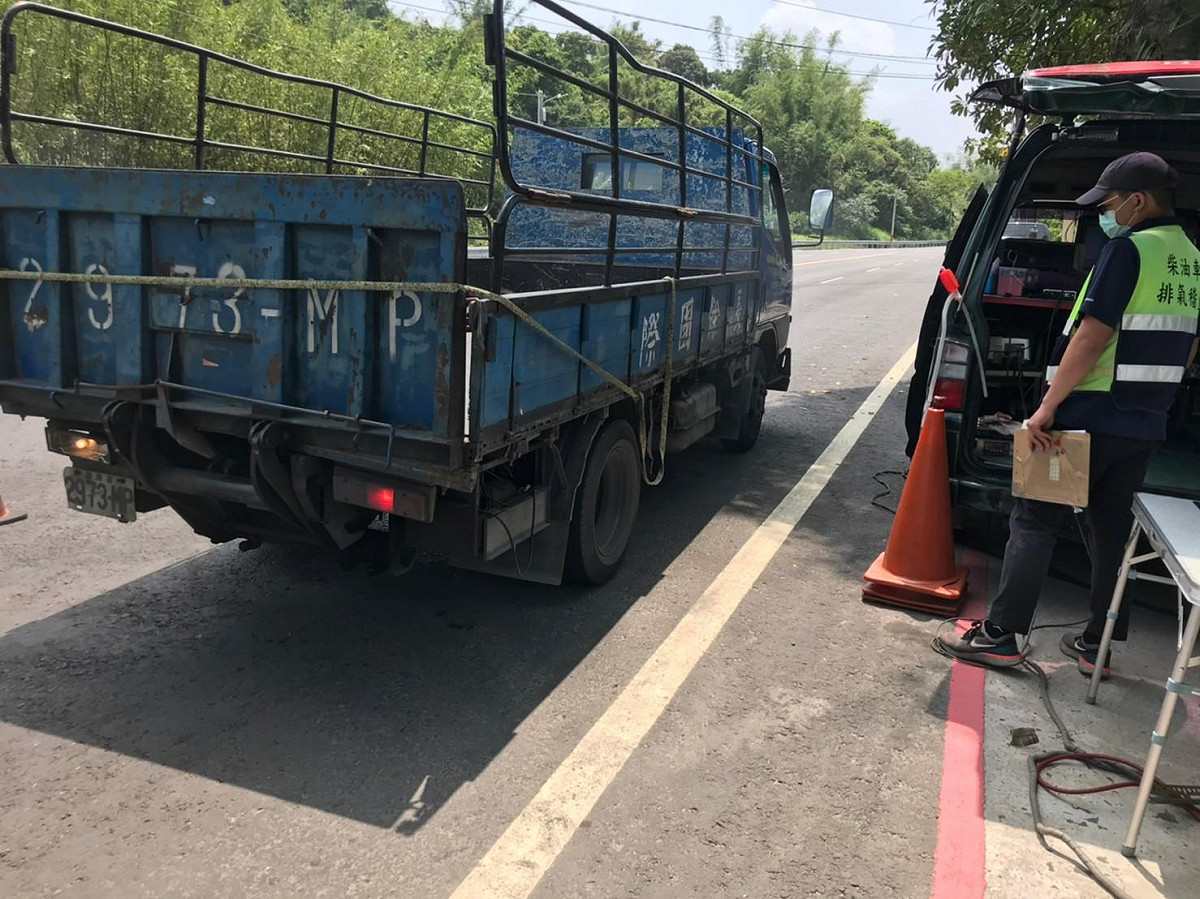程大維表示，未來將透過智慧車牌辨識系統、路邊攔檢等稽查方式，加強管制行駛於板橋雙站之柴油大客車。 圖：新北市環保局提供