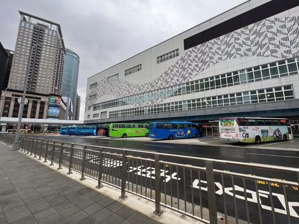 新北市今(2022)年1月25日將再公告「板橋公車站與板橋轉運站」為新北市第二處「空氣品質維護區」，管制對象為柴油大客車。 圖：新北市環保局提供