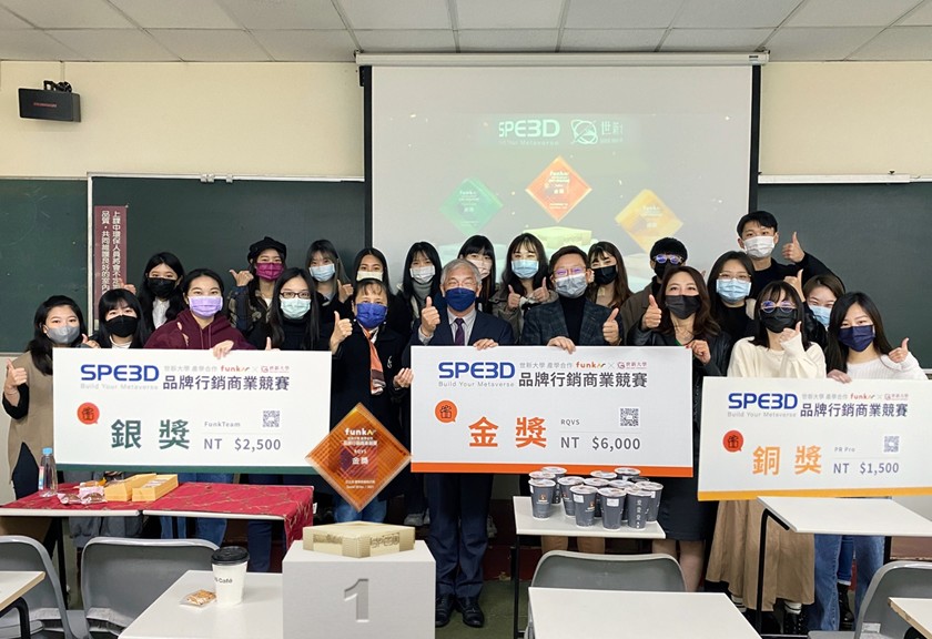 啟雲科技董事長暨執行長丘立全（前排左七）將獎金頒給獲獎學生團隊。 圖：世新大學提供