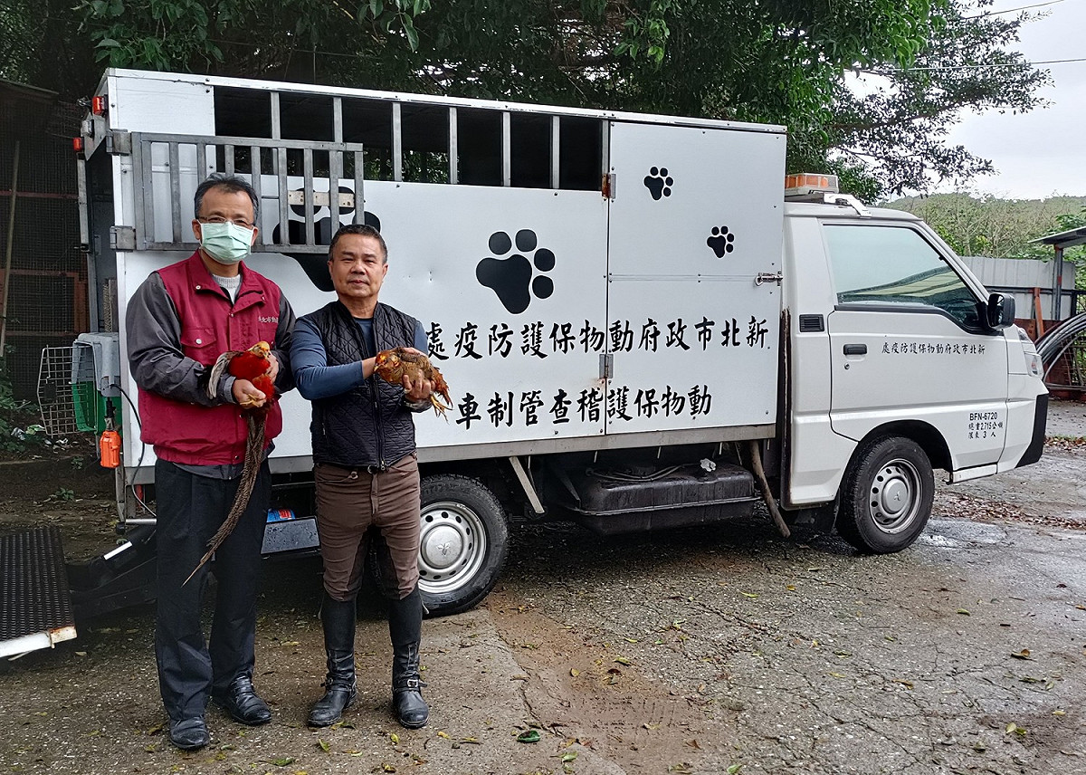 獸醫謝弘斌（左）協助媒合，場主謝煥祥（右）慷慨提供收容安置場所。 圖：新北市動保處提供