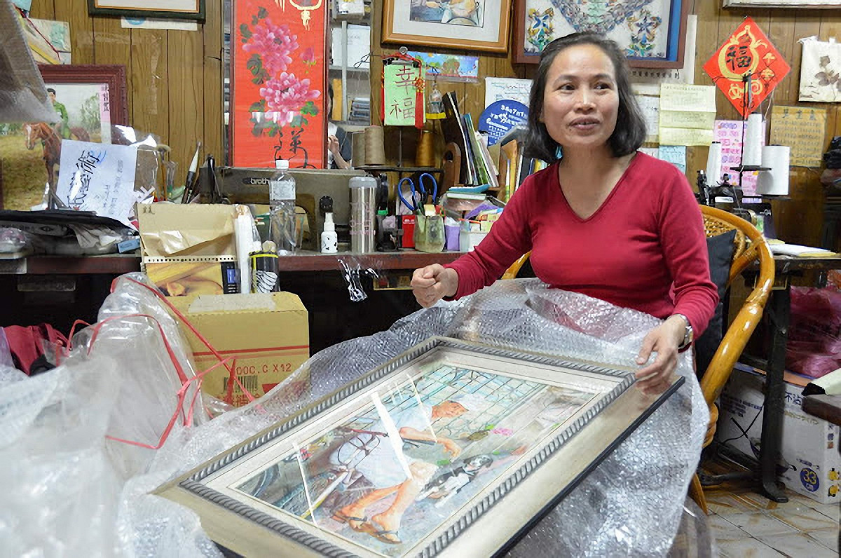板橋社大進行一場以浮洲在地生活記憶為主題的導覽，介紹用繪畫紀錄浮洲的庶民畫家。 圖：新北市教育局提供