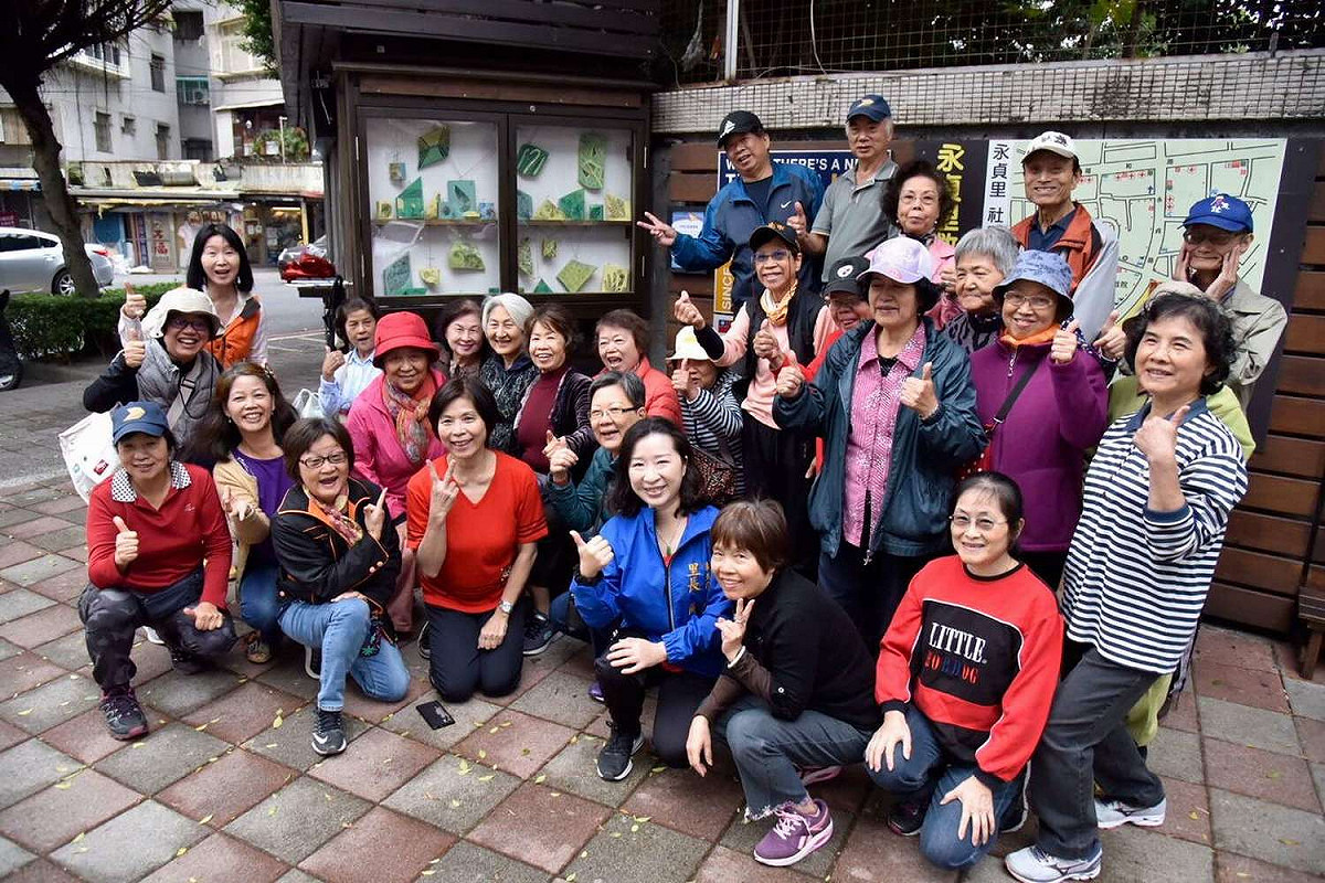 永和社大小旅行帶民眾認識社區居民共同打造的木作小公園、社區美術館等驚喜空間。 圖：新北市教育局提供