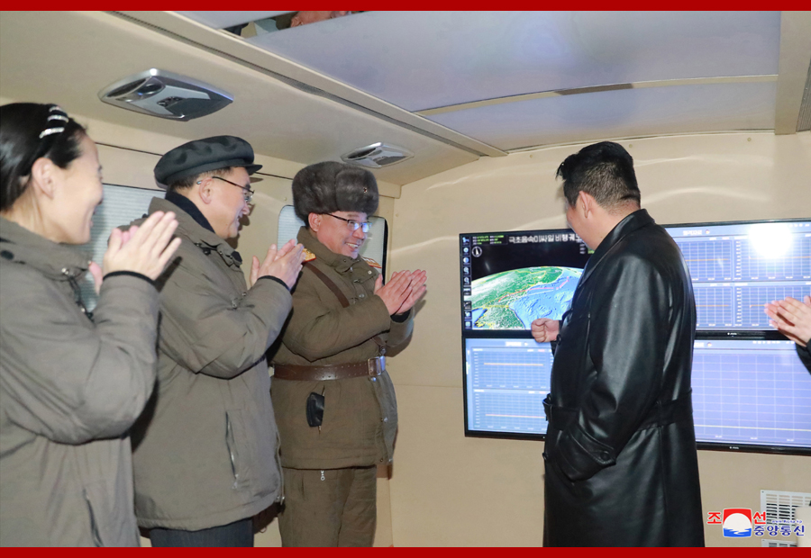 北韓最高領導人金正恩參與11日飛彈試射的視察。 圖：翻攝自朝中社