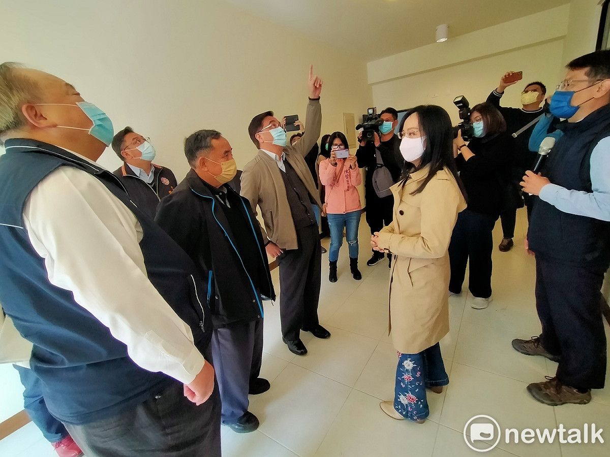 夷將Icyang主委等人實地了解花東新村屋況。 唐復年/攝