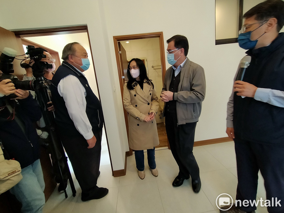 夷將Icyang主委等人實地了解花東新村屋況。 唐復年/攝
