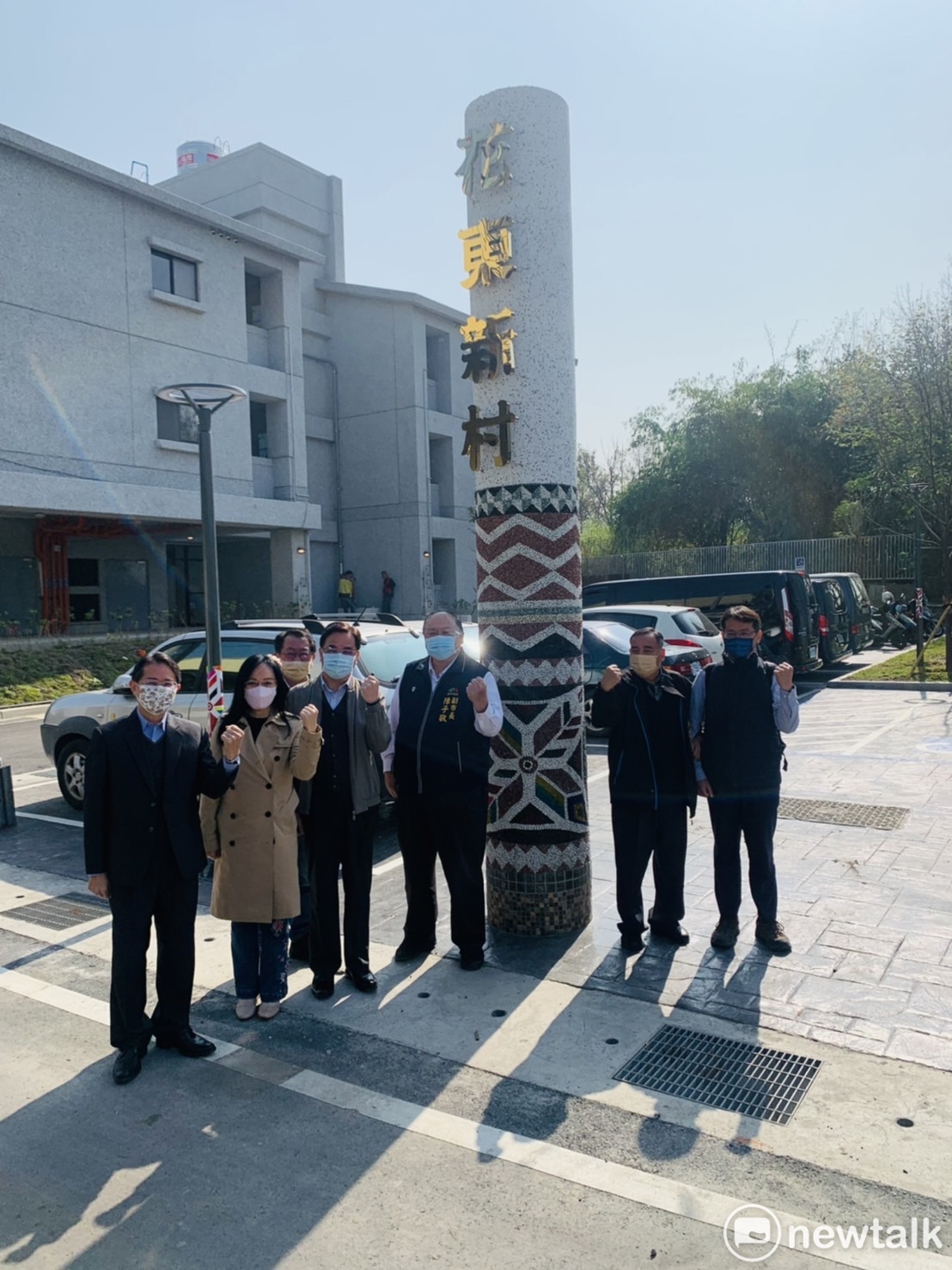 夷將Icyang主委等人於花東新村合影。  唐復年/攝