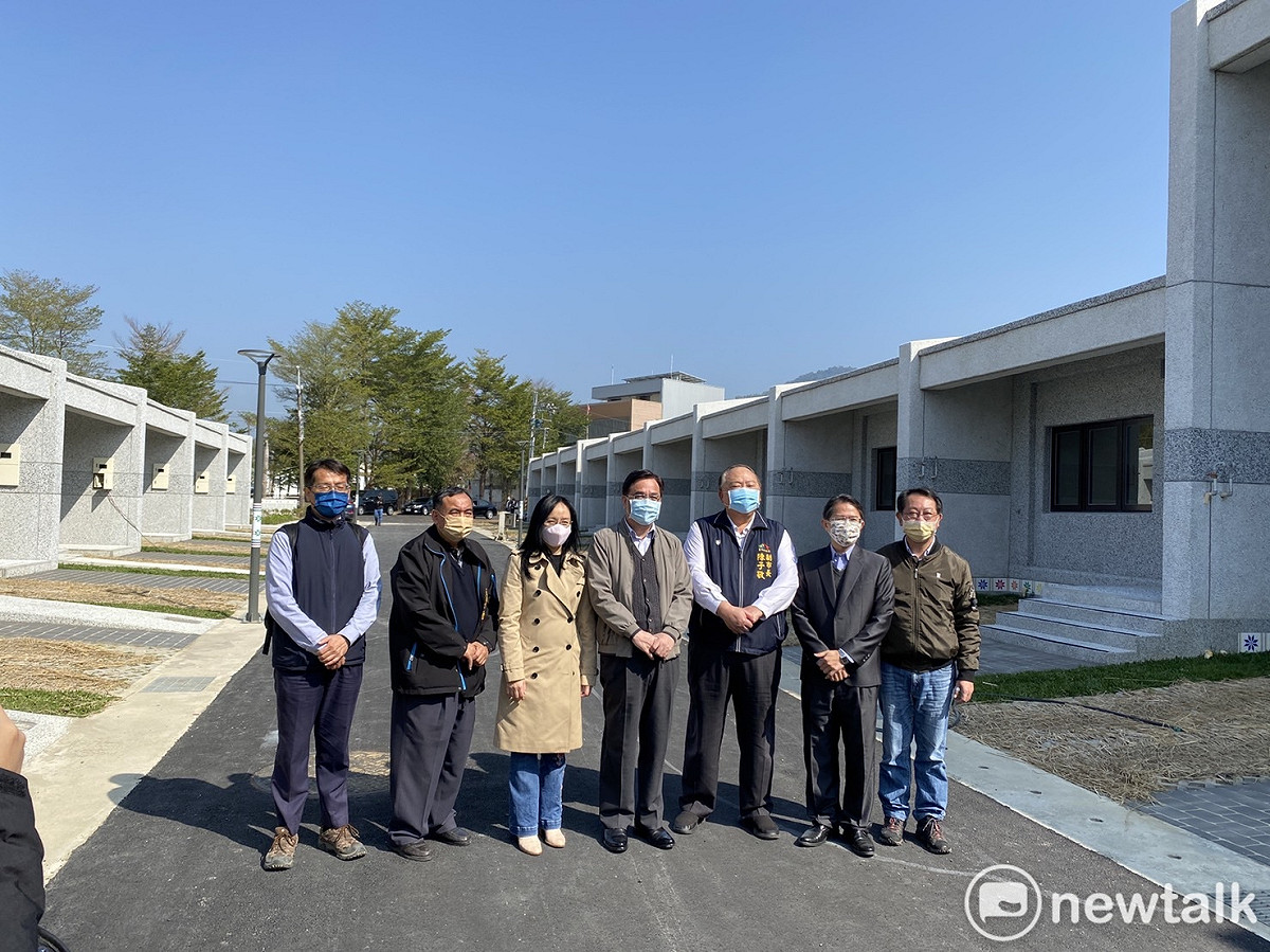 夷將Icyang主委等人於自強新村合影。  唐復年/攝