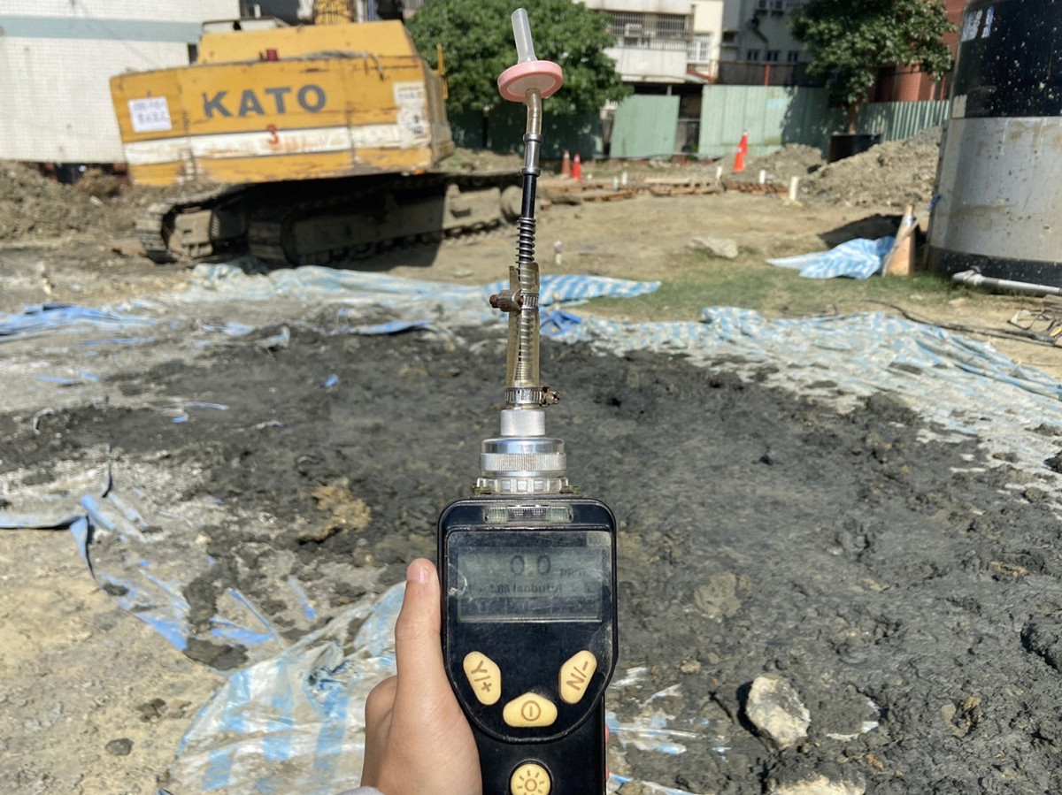 PID氣體偵測器現場驗出無逸散油氣。 圖：高雄市環保局提供