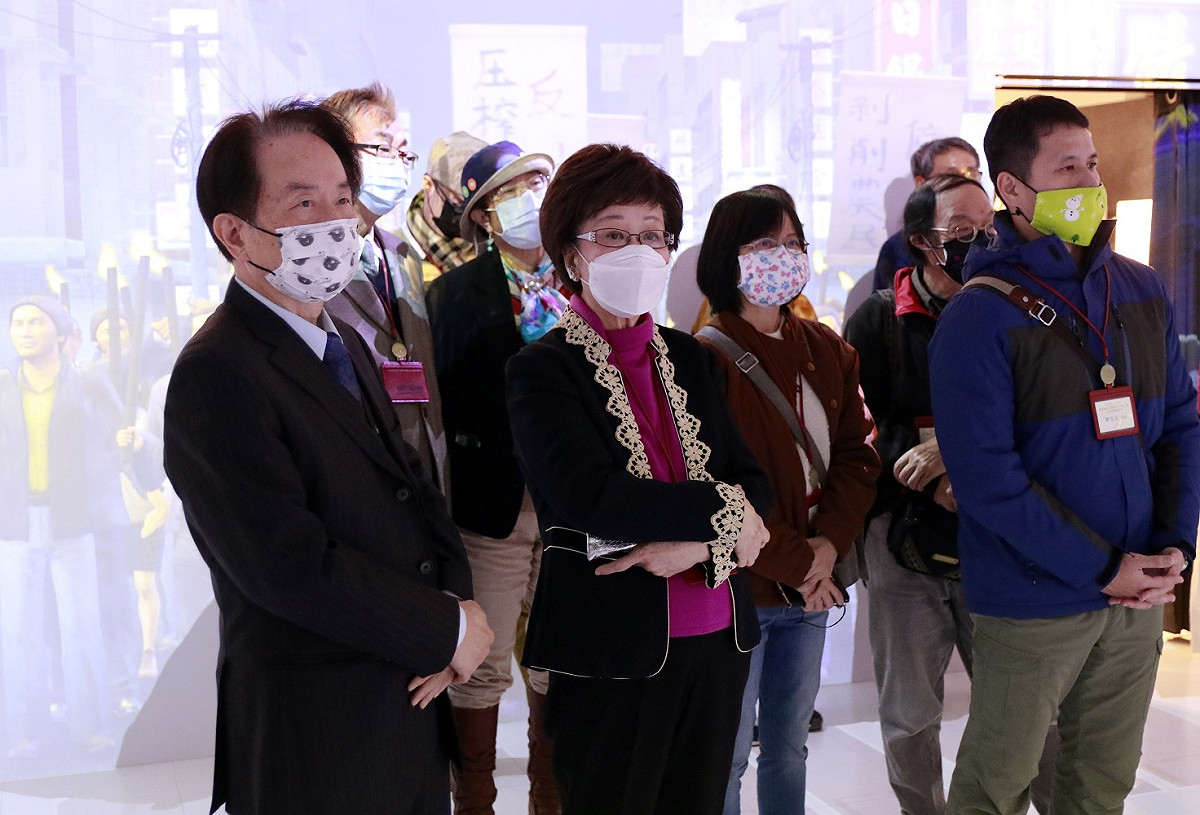 陳儀深館長偕同呂秀蓮前副總統及其他貴賓參觀沉浸式劇場。 圖：國史館提供