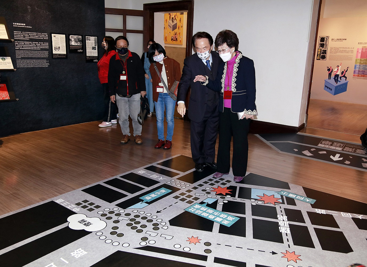 陳儀深館長偕同呂秀蓮前副總統參觀「台灣歷史上的選舉」。 圖：國史館提供