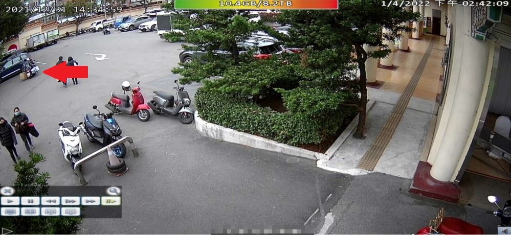 機車往新海路方向駛去，後來監視器再追尋，發現機車回來時已不見紙箱蹤跡。  圖：新北市動保處提供