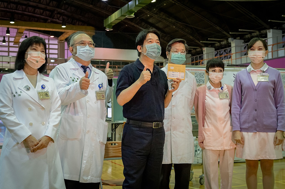 副總統賴清德15日接種高端疫苗第三劑 圖：總統府提供