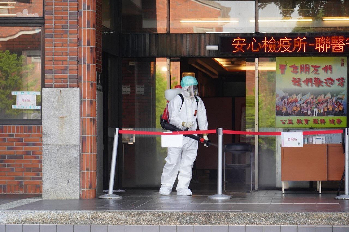 台北市劍潭青年活動中心加強版防疫專責旅館清消作業。 圖：翻攝柯文哲臉書