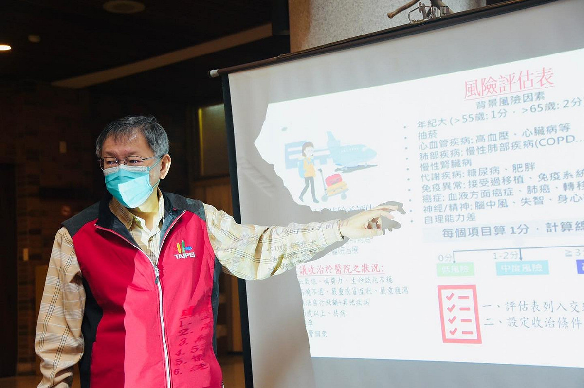 台北市長柯文哲今(15)早前往位於劍潭青年活動中心的加強版防疫專責旅館視察。 圖：翻攝自柯文哲臉書