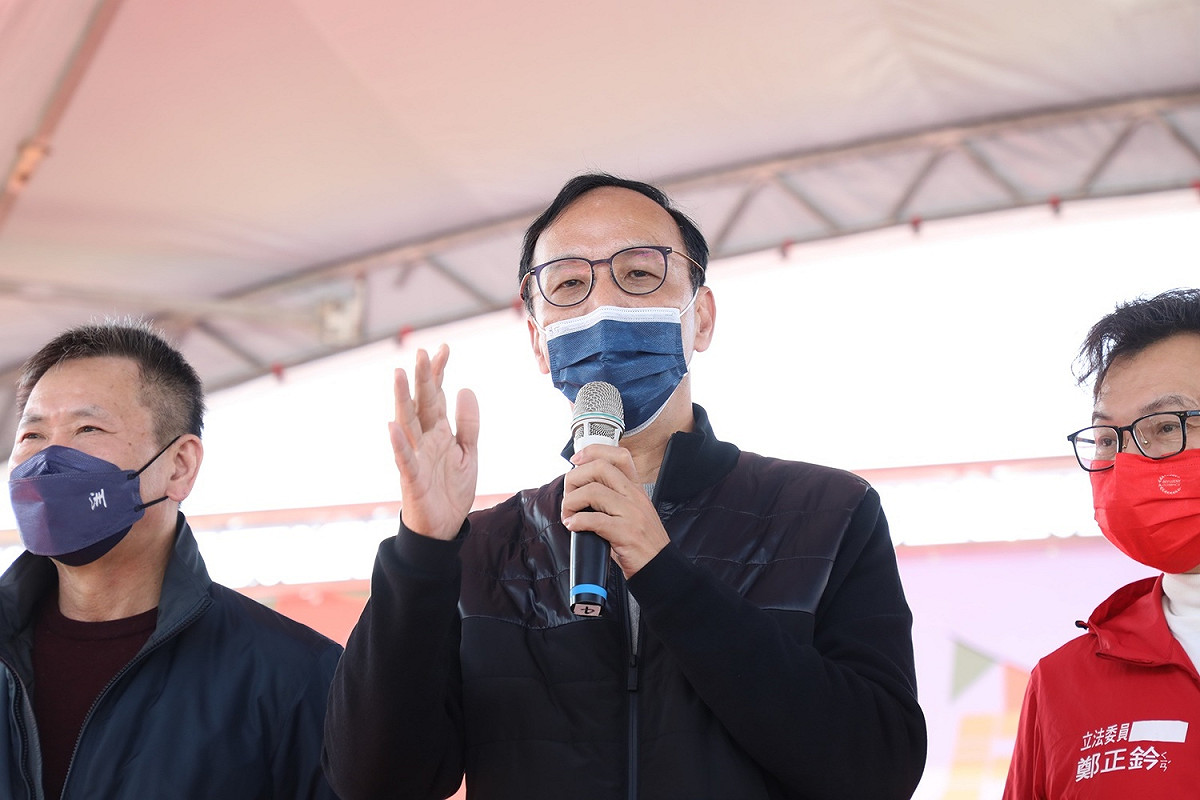 國民黨主席朱立倫（中） 圖：國民黨提供（資料照）