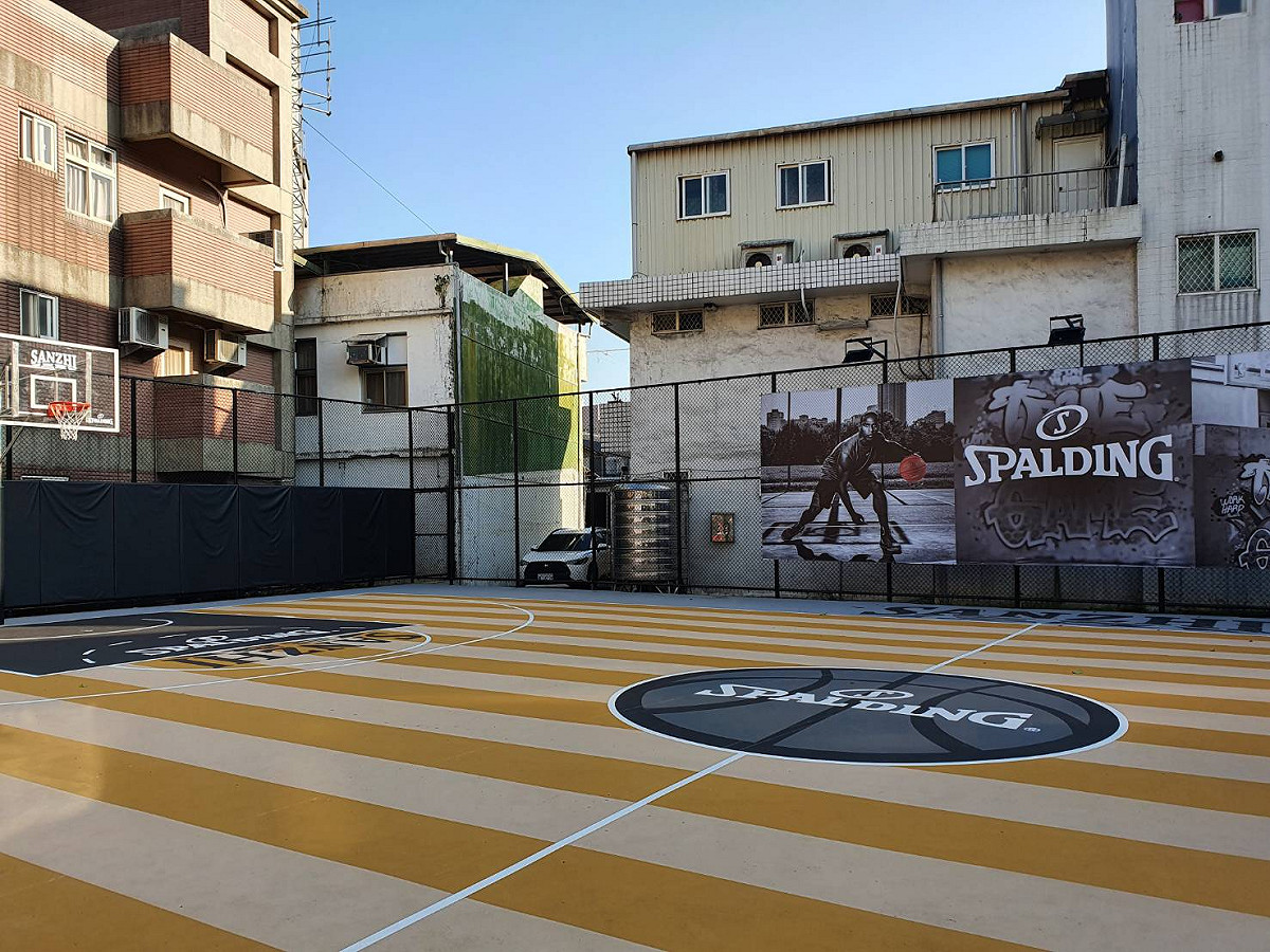 三芝區埔頭里的福成籃球場改建為「SPALDING」特色籃球場。 圖：三芝區公所提供