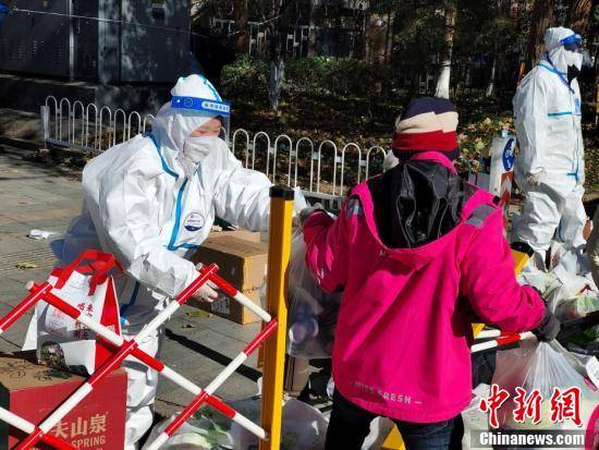北京市海淀區今日起至28日12時，全域實行提級管控措施。（圖為2021年11月海淀區管控封閉小區。） 圖：翻攝中新網(資料照片)