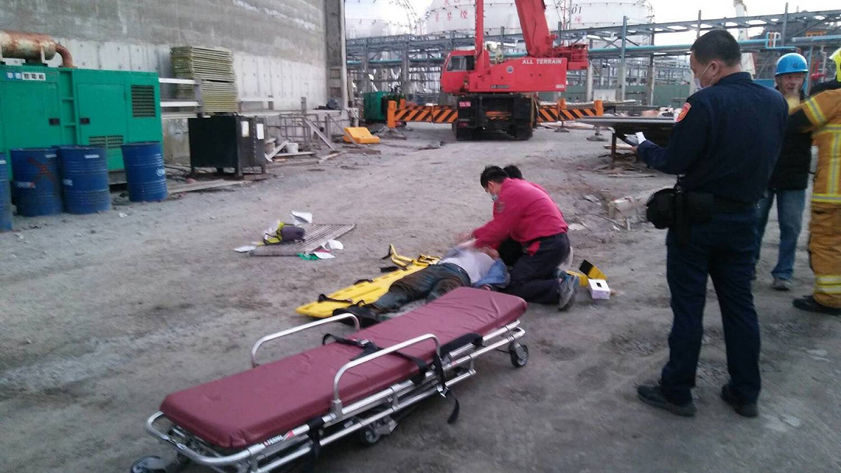 警消現場搶救受傷工人。 圖：高雄港務消防隊提供