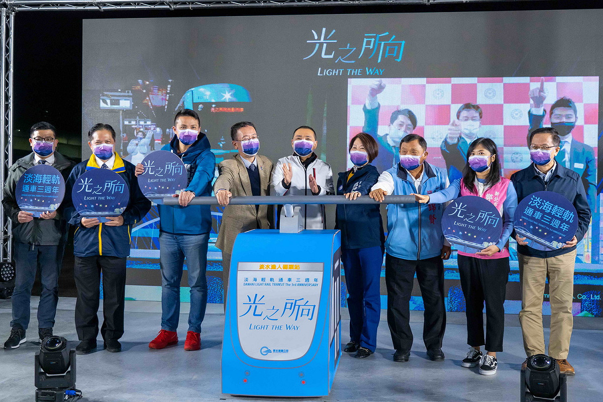 「光之所向即是希望」慶祝淡海輕軌通車3週年，侯友宜祈求台日順利平安友誼長存。 圖：新北市新聞局提供