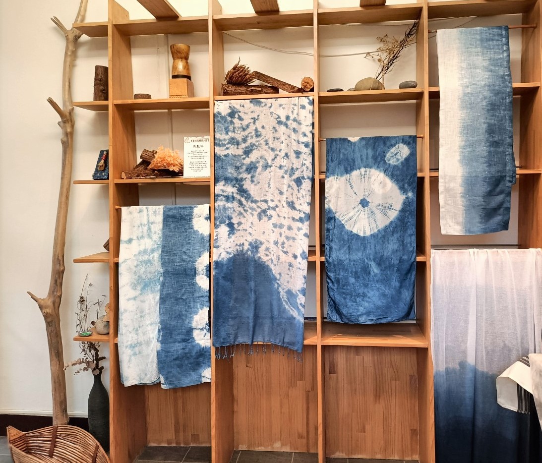由手工植染的染布作品，漸層色彩宛如水墨畫作般引人入勝。 圖：新北市原民局提供