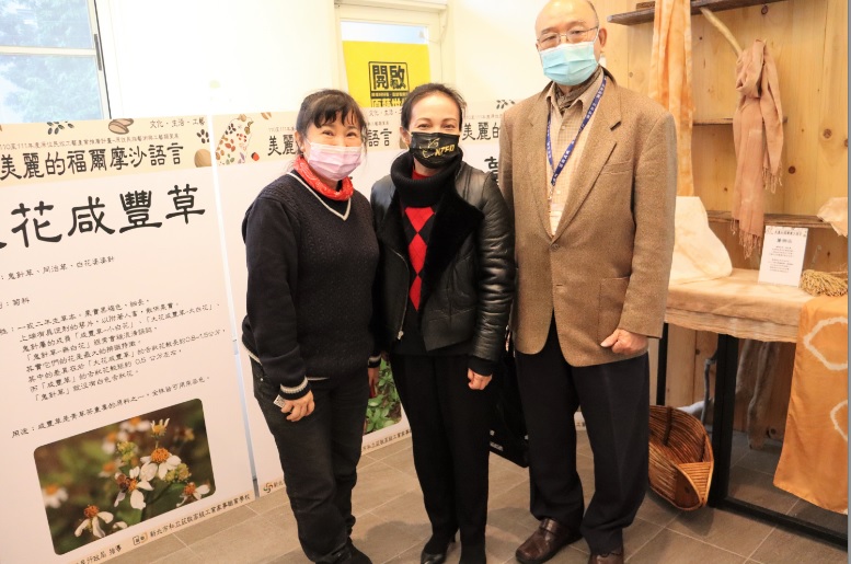 新北原民局長羅美菁(中)特別於場佈期間前來關心，和莊敬高職董事(黎俊雄右一)、莊敬高職農業群科(園藝科、農場經營科)主任張莉莉(左一)開心合影。 圖：新北市原民局提供