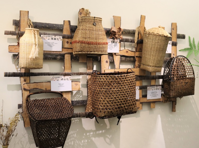 還原部落生活用品，展現藝術創作來自生活；圖為藤心編織而成，常見泰雅族狩獵獵物包，通常用於打獵。 圖：新北市原民局提供