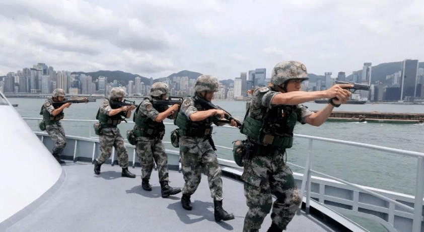 人民解放軍駐港部隊巡邏演練 圖：擷取自「搜狐網」