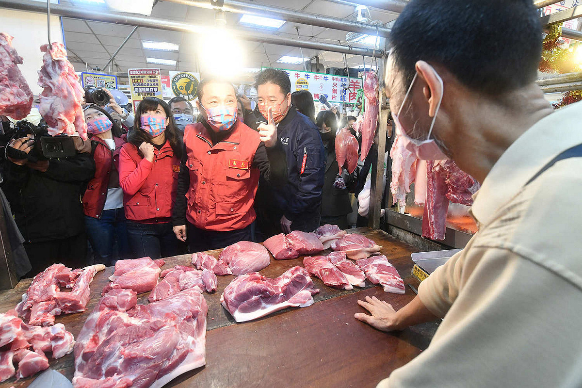 侯友宜要求各市場務必落實基本防疫措施，並加強人流管控。 圖：新北市政府提供