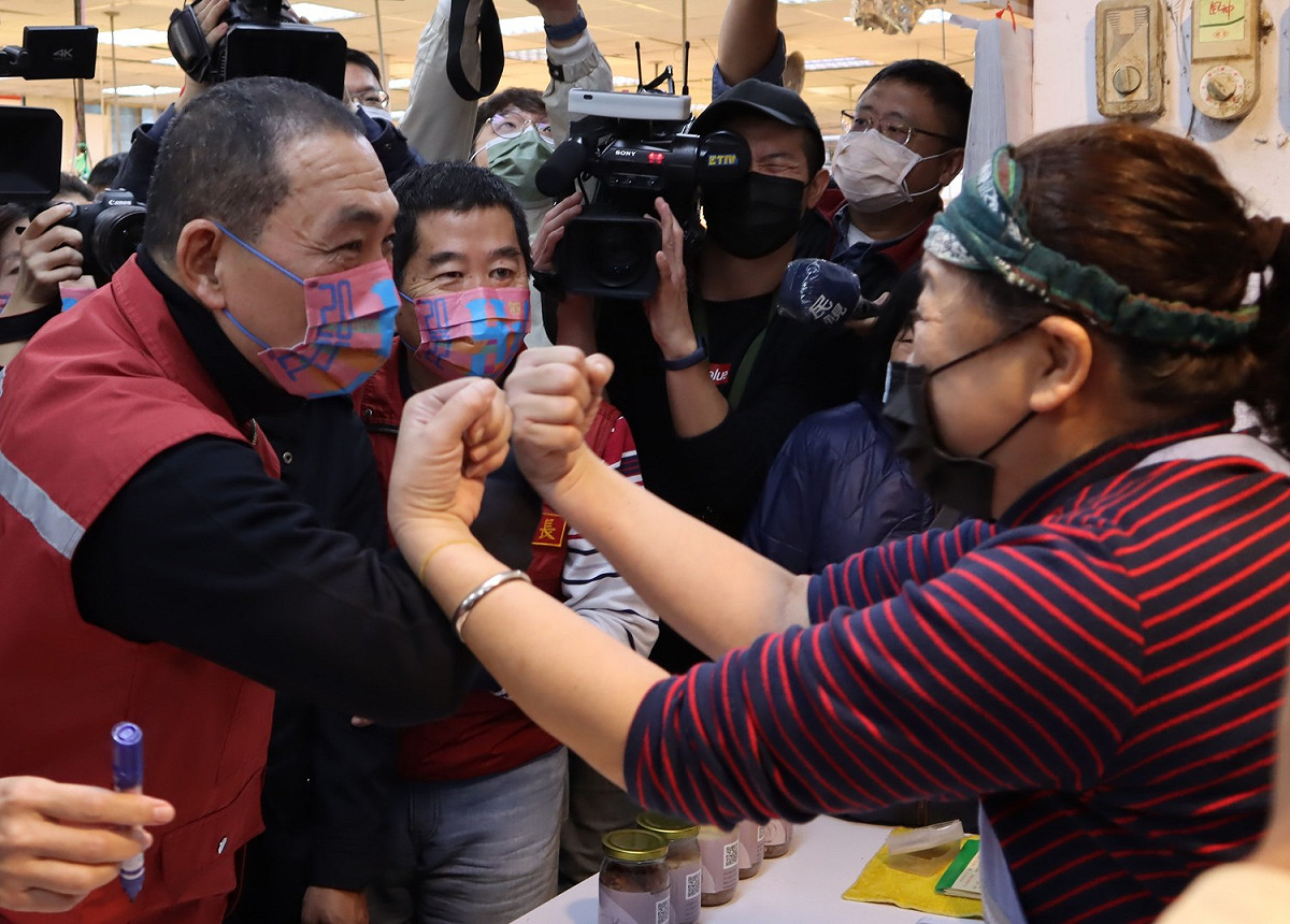 侯友宜至土城公有零售市場視察，與攤商熱情寒暄。 圖：新北市政府提供