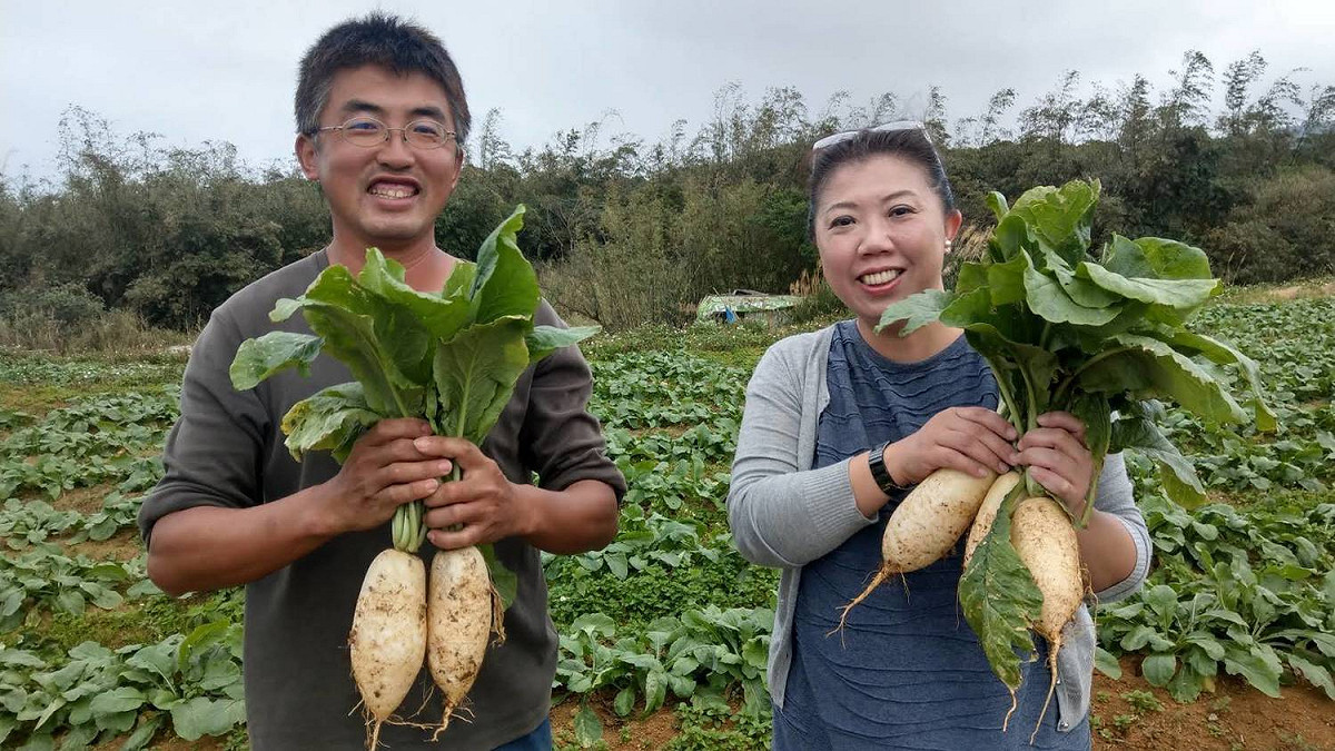 蕃婆林休閒農場青農鄭志偉(左)。 圖：新北市農業局提供
