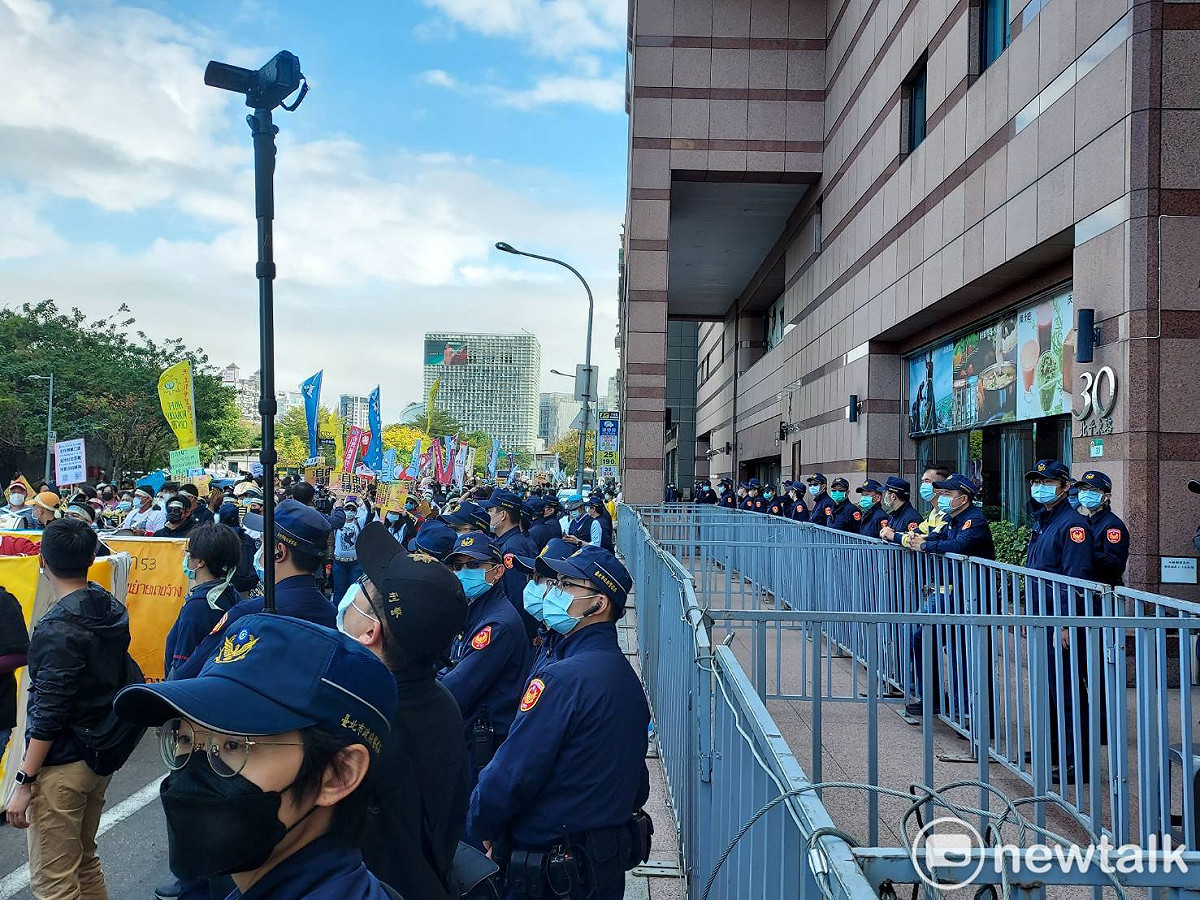移工在民進黨部外集結，北市派出大批警力戒備。 圖：陳佩君 /攝