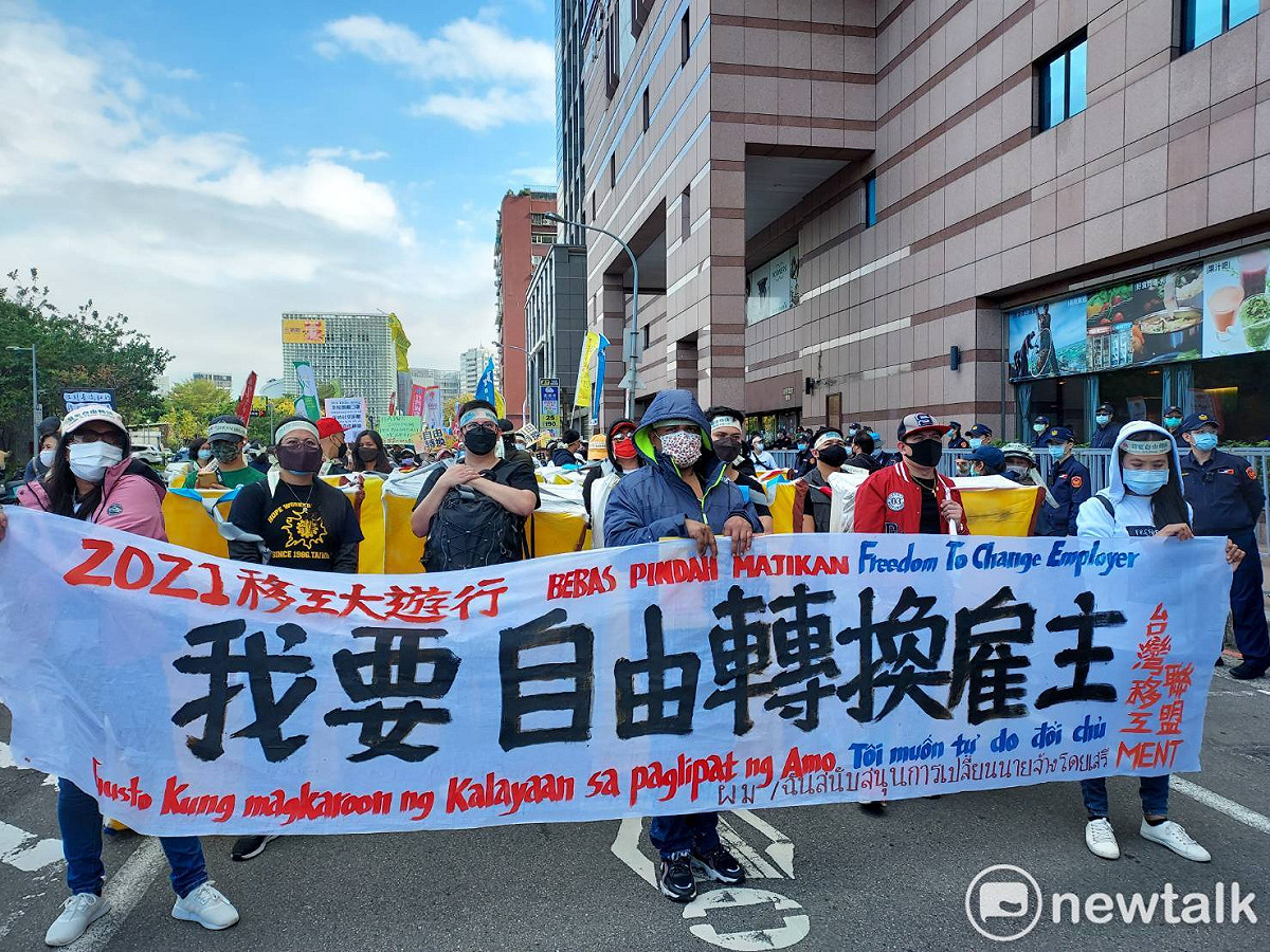 移工在民進黨部外抗議。 圖：陳佩君 /攝