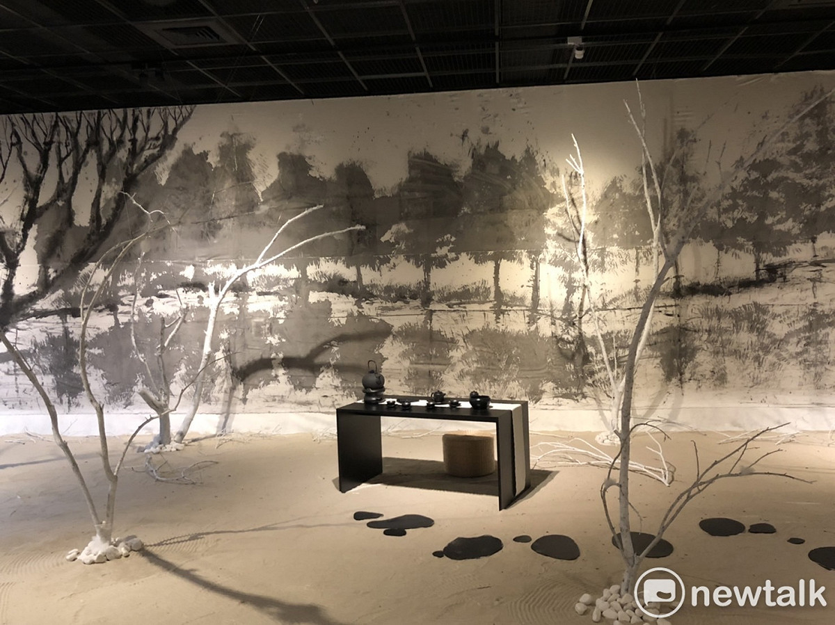 臺灣茶文化協會即日起至2月6日在臺南文化中心陳列館舉辦「森之茶趣─茶文化特展」，由臺灣茶文化協會理事長盧敏華率近40位學生合力展演，活動內容包含茶具展、書法展、茶席展及講座，呈現臺南近年來推展茶文化的豐碩成果。 圖：黃博郎／攝