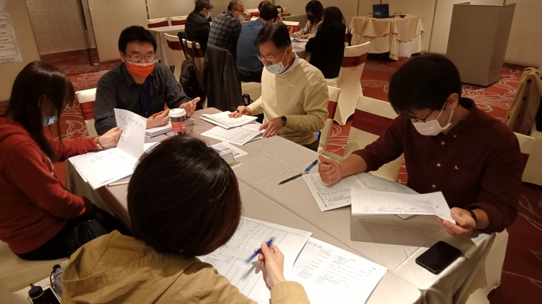 新北市組成「新北市課程計畫諮輔戰略小組」，後期中等教育長期追蹤資料庫課程評鑑工作坊正在進行小組討論。 圖：新北市教育局/提供