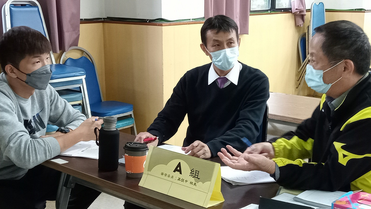 高級中等學校課程綱要學校總體課程計畫書協作審閱。 圖：新北市教育局/提供