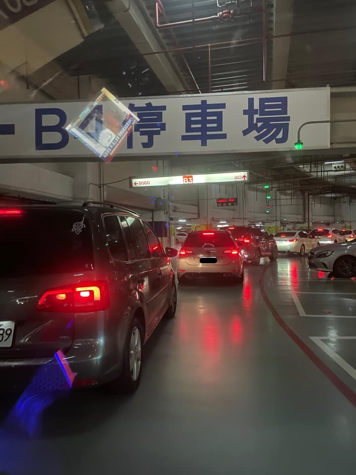 新竹巨城停車場16日傍晚大批車輛緊急駛離，有如逃難場景 圖：新竹人新竹事臉書