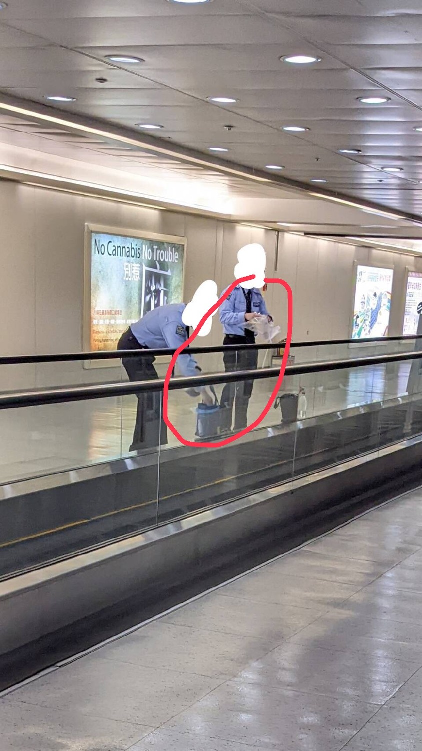 民眾黨立委賴香伶爆，桃機防疫人員休息時只能將隔離衣放在休息室衣架或夾鏈袋中，擔憂恐造成傳染風險。 圖：賴香伶辦公室 / 提供