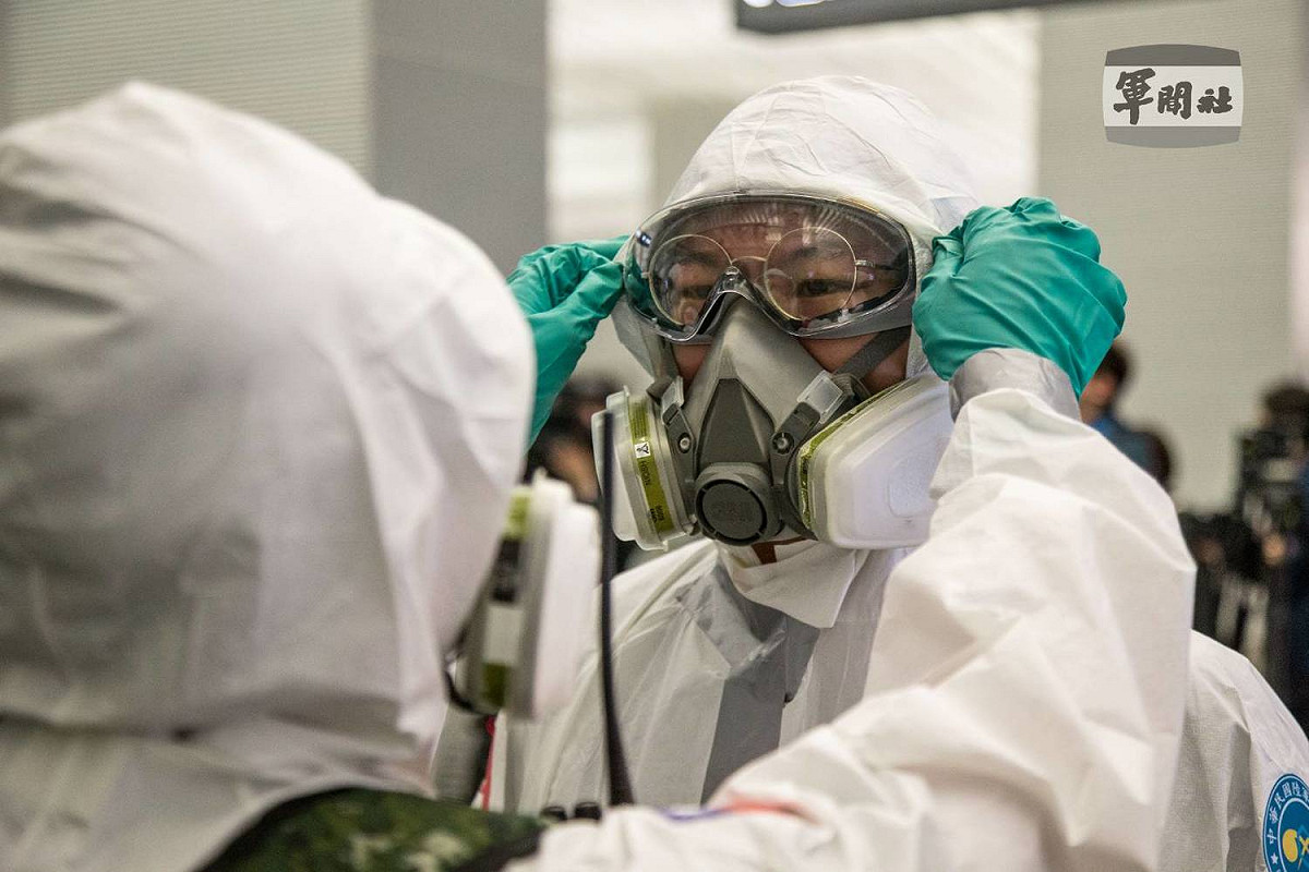 官兵相互檢查裝備穿戴。 圖：軍聞社提供