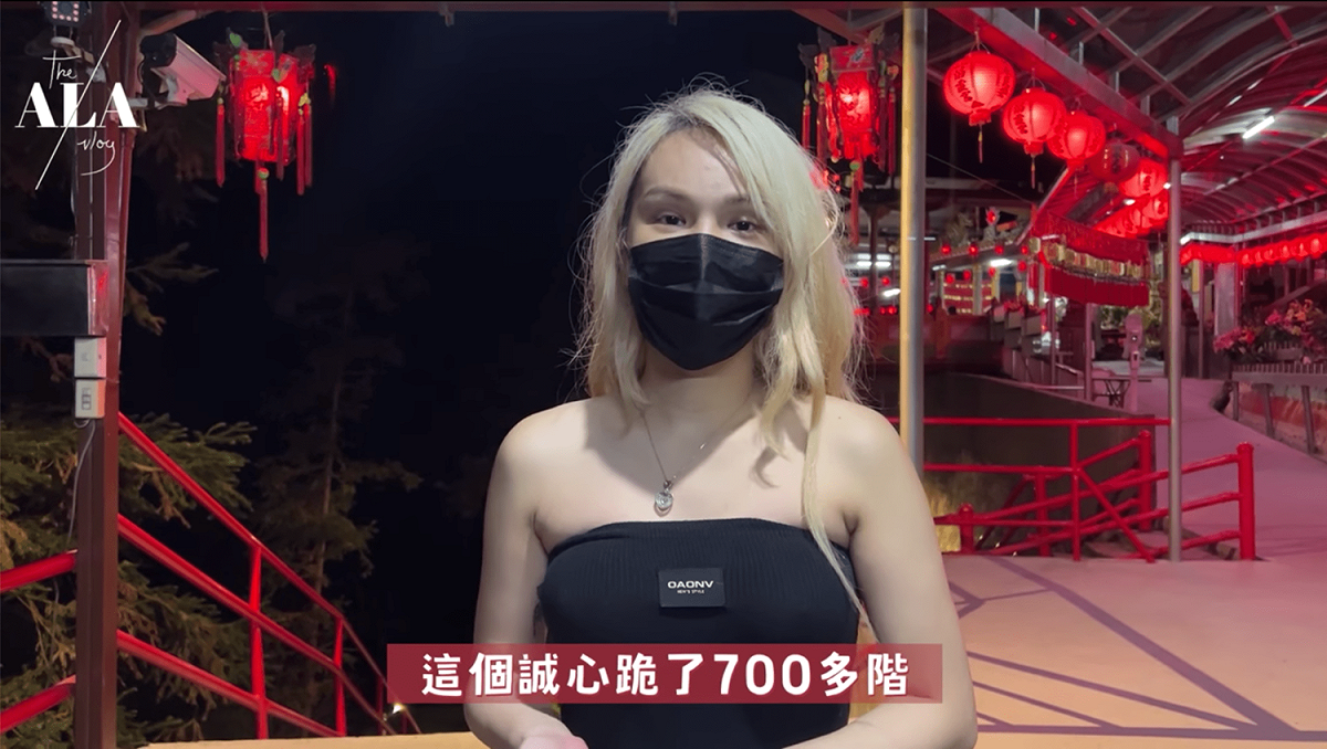小A辣跪拜700階。 圖：翻攝自小A辣YT(@小A辣)