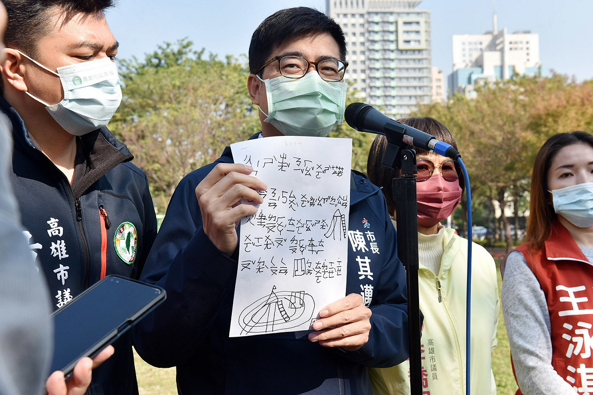 陳其邁希望多設大型接種站及超前部署隔離旅館的佈建。 圖：高雄市政府提供