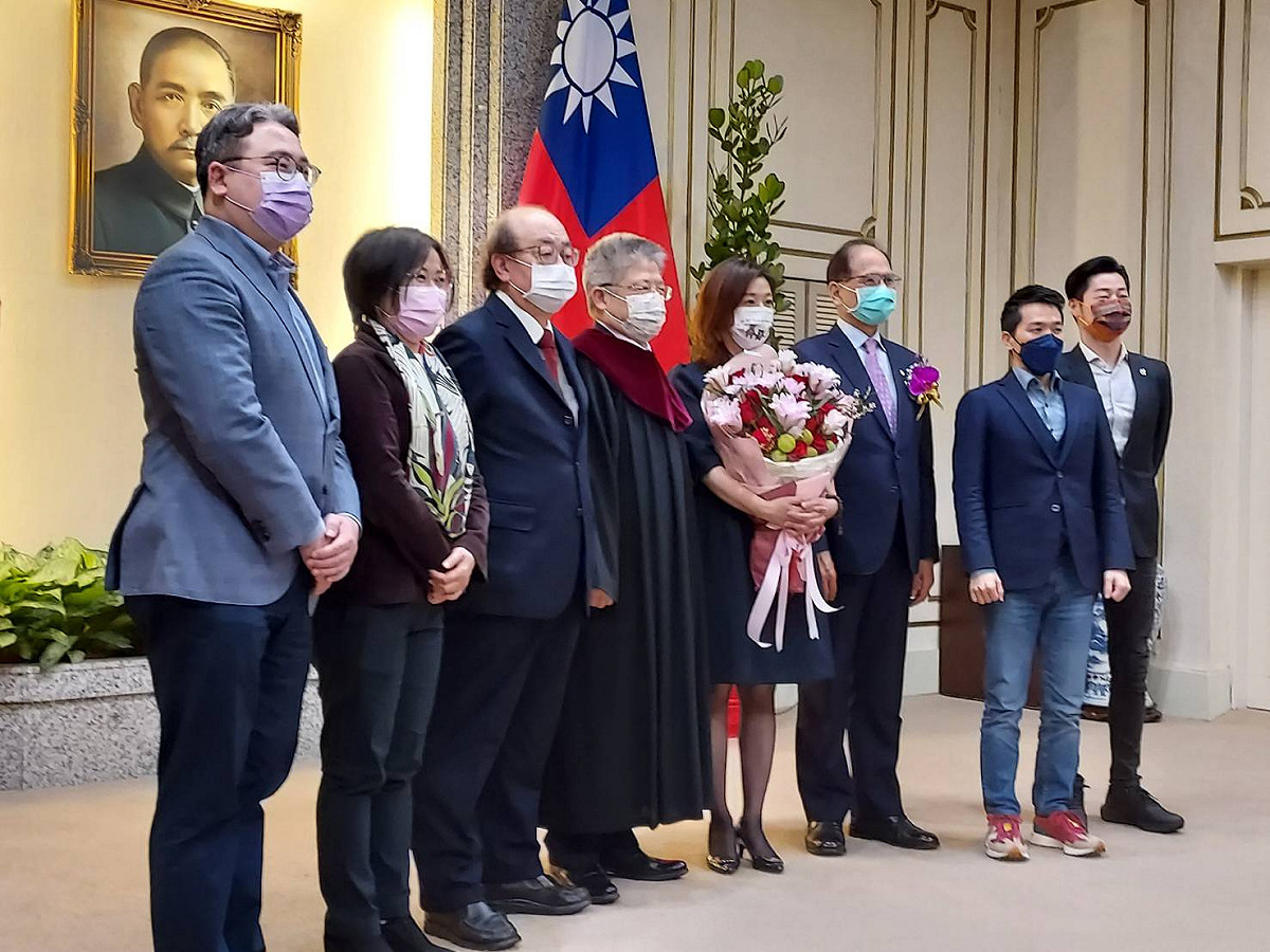 林靜儀宣示就職，黨團成員到場相挺、祝福。 圖:陳佩君/攝