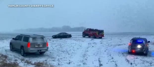 美國多州出現暴風雪，因積雪路滑，許多車輛困在路旁。 圖 : 翻攝自警局照片
