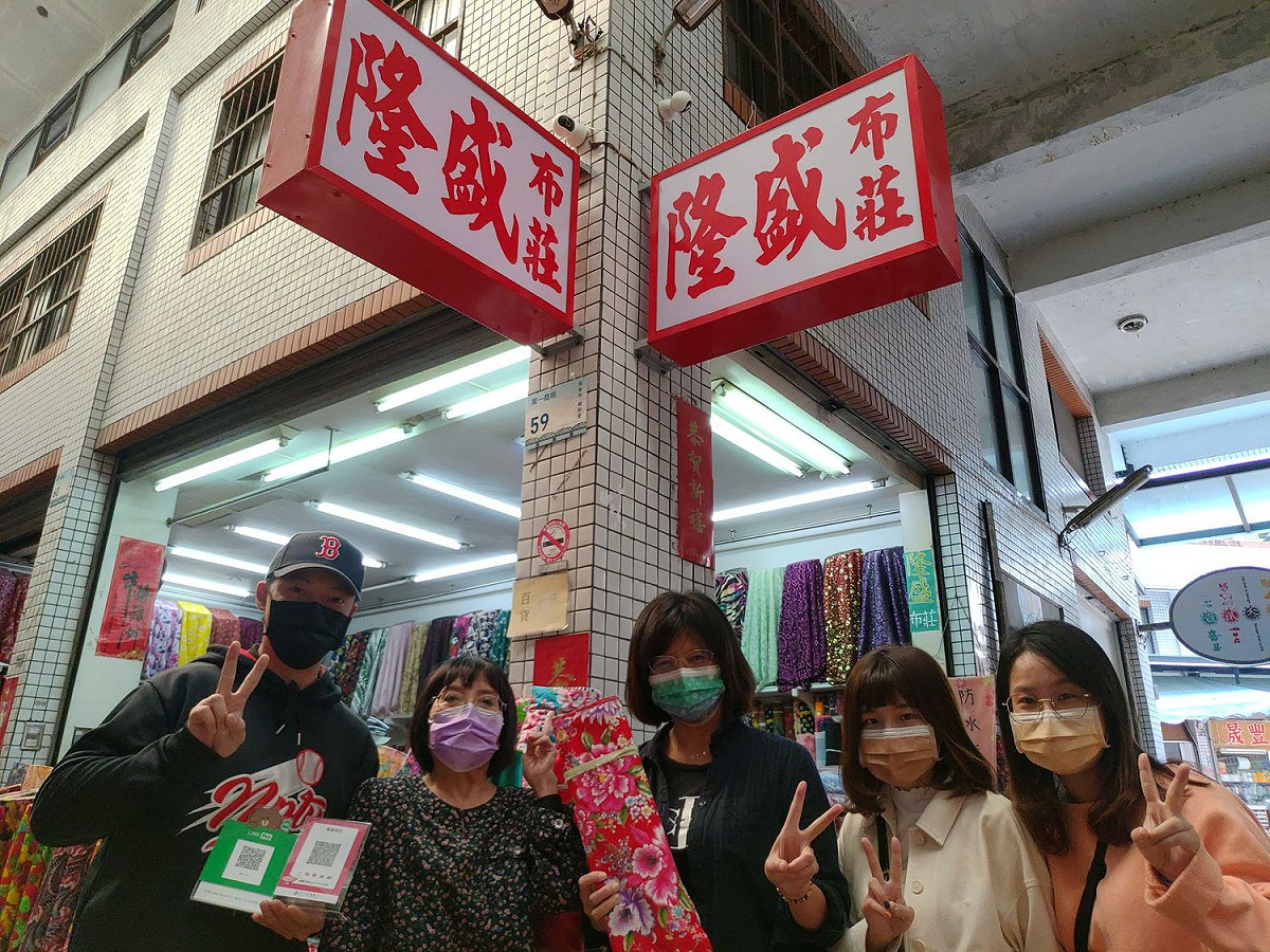 中央市場第一商場隆盛布莊林雋洋(左一)，擁有許多年輕客群支持，為抗Omicron，同時提供台灣Pay、街口支付與Line Pay Money服務，獲得許多正面迴響 圖／臺灣獨角獸創意有限公司提供