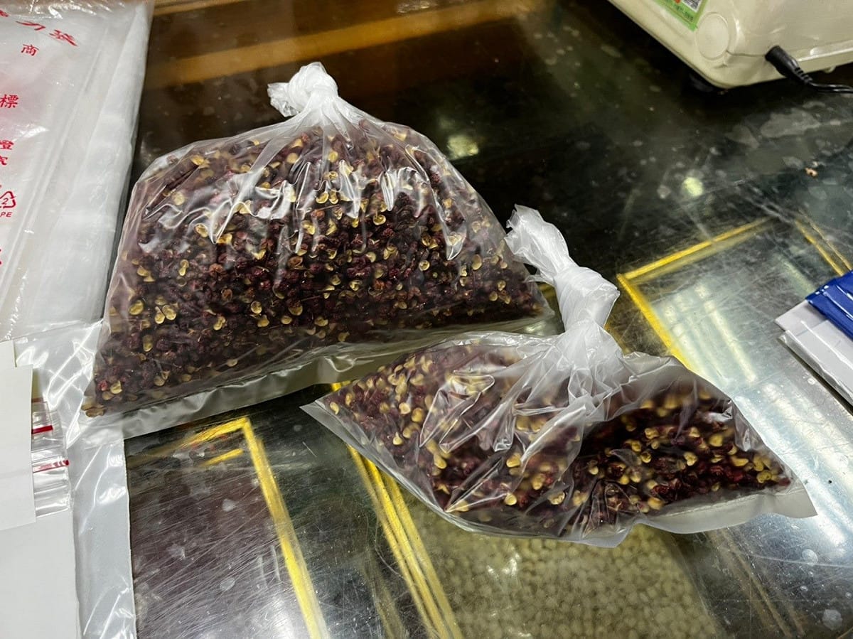 北市衛生局稽查出3件花椒分別檢出5至7項殘留農藥。 圖：台北市政府衛生局／提供