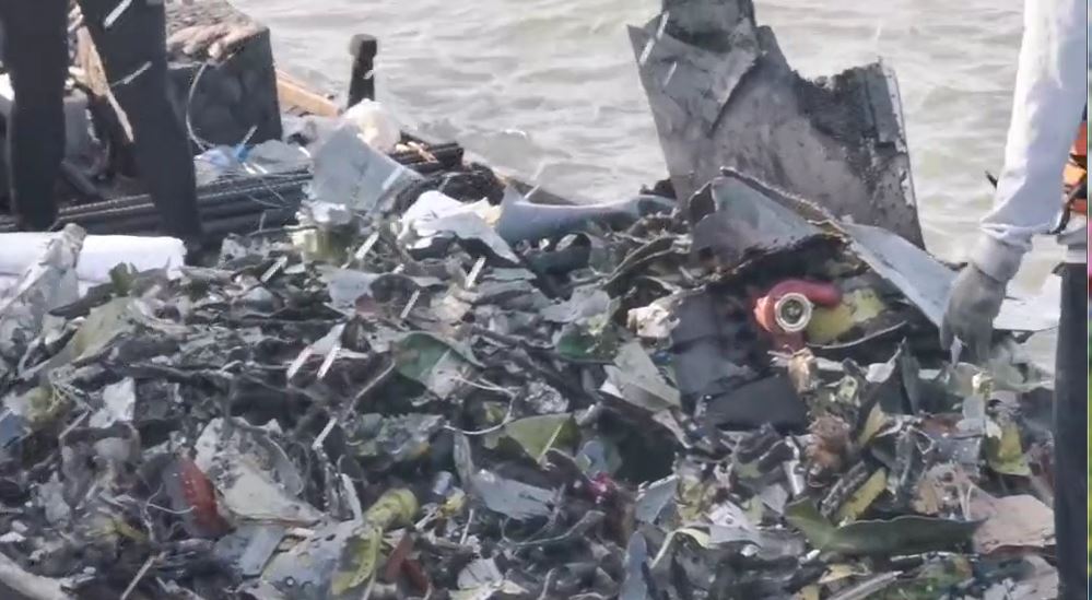 軍方在嘉義縣東石外海撈獲大批F-16V戰鬥機殘骸，並尋獲黑盒子。今（21）日空軍宣布終止打撈作業 圖：嘉義縣記者公會提供（資料照片）