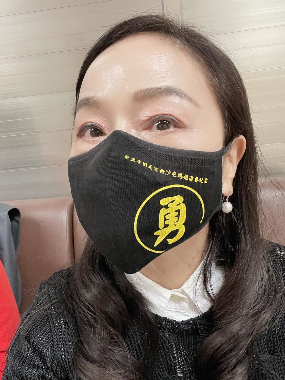資深媒體人周玉蔻今戴著白沙屯媽祖拱天宮進香紀念的口罩親自出庭。 圖：擷取自周玉蔻臉書